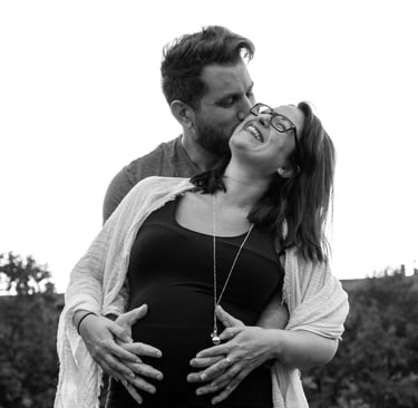gravidanza, futura mamma e futuro papà felici, maternity