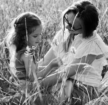 mamma e figlia sull'erba, foto di famiglia