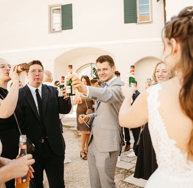 Hochzeitsgäste stoßen bei Feier mit Sekt an – Partivent Eventmoment