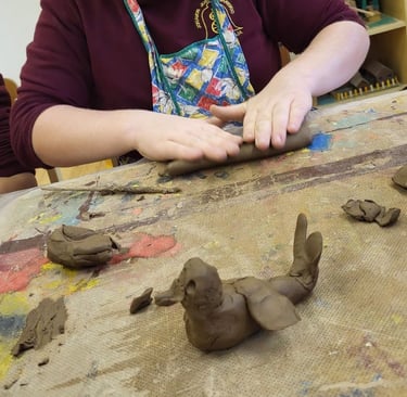 vaikas lipdo iš molio, molio edukacija