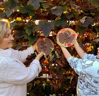 molio edukacija, tai puikus būdas priartėti prie gamtos, mokytoja kartu su mokinę lipdė vynuoges