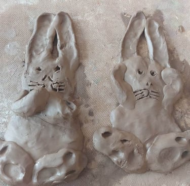 molio edukacija, du zuikučiai nulipdyti iš molio