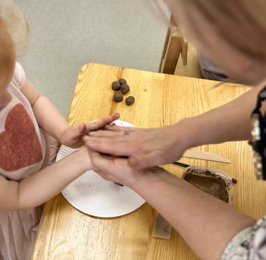 mergaitė, su mokytojos pagalba mokinasi dirbti su moliu