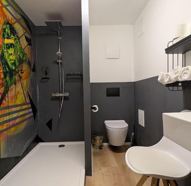 ein frisch saniertes Bad mit Dusche und WC. Mit Vinyboden und Mikrozement Verspachtelung