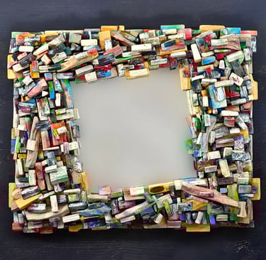 Nobler Spiegel mit kunstvollem Rahmen aus vielen, bunt bemalten Holzscheiten