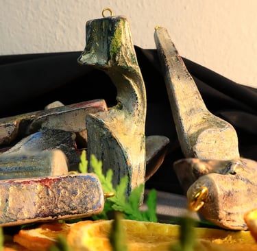 Nahaufnahme von einigen formschönen, abstrakt bemalten Holzscheiten zur weihnachtlichen Dekoration