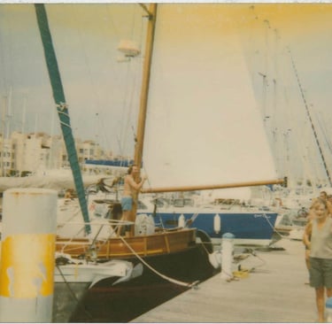 Jenne Aakster remonte les voiles du Skjoldnaes