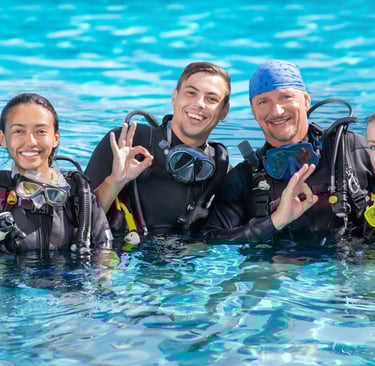 Gruppe von 4 Tauchern im Pool
