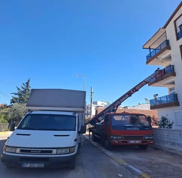 Antalya Konyaaltı bölgesinde evden eve nakliyat hizmeti sunan Atik Nakliyat'ın kamyoneti.
