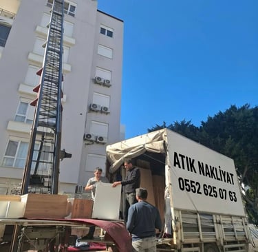 Antalya Kepez ilçesinde parça eşya taşıma hizmeti veren Atik Nakliyat'ın asansörlü nakliye aracı