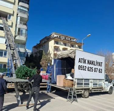 Antalya şehir içi nakliyat hizmeti veren Atik Nakliyat kamyonu sokakta park halinde