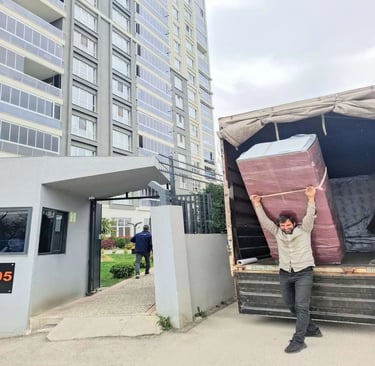 Antalya'dan diğer şehirlere şehirler arası nakliyat hizmeti veren Atik Nakliyat'ın büyük nakliye kamyonu.