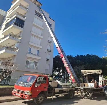 Atik Nakliyat markalı panelvan araç Antalya Muratpaşa'da sokakta park etmiş vaziyette.