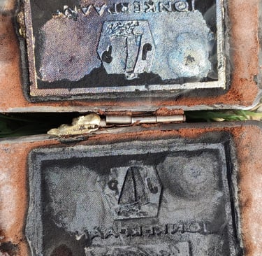 plaque de bronze castée brut de fonte avec sable de moulage brulé