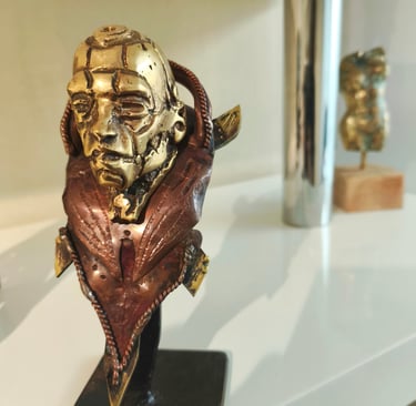 sculpture de laion et cuivre d'une divinité retrofuturiste de l'artiste mikacreations.fr