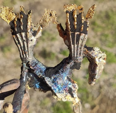 photo de sculpture de gants en bronze bruts de démoulage