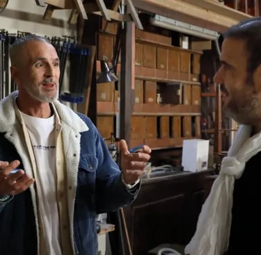 rencontre pro entre un artisan menuisier et mikacreations artisan fondeur bronze discutant d un futur projet professionnel