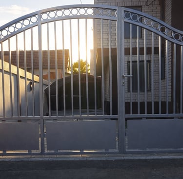 metalna kapija po meri – savremeni dizajn i čvrsta čelična konstrukcija