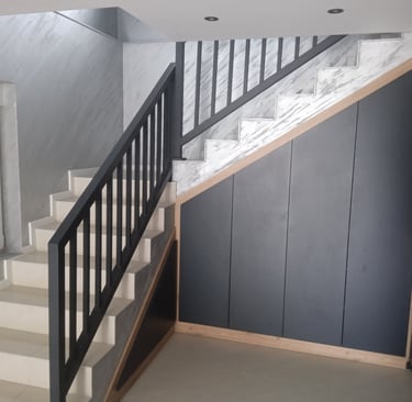 moderan metalni gelender za stepenice u enterijeru kuće