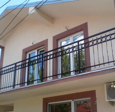 Metalni Gelenderi i Ograde za Terase | Izrada po meri Naši gelenderi i terasne ograde izrađuju se po meri, od najkvalitetniji