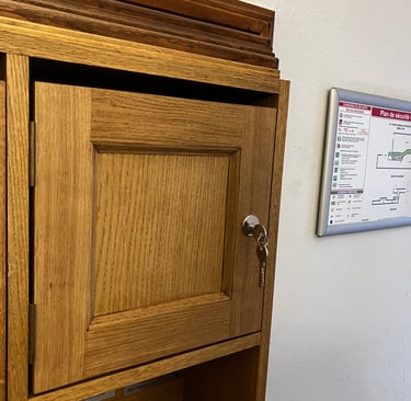 Porte de boite au lettre faite par Laroux Menuiserie