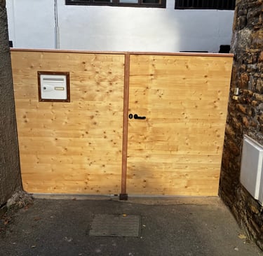 Porte de garage en bois faite par Laroux Menuiserie