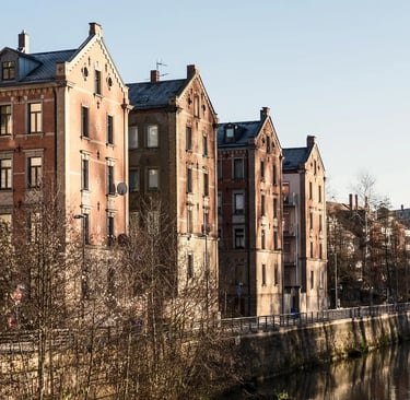 Altbau-Mehrfamilienhaus in Fürth am Flussufer – Beispiel für Wohnimmobilien, die Reidelbach Immobilien erfolgreich vermark