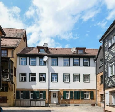Historischer Innenhof mit gepflegtem Mehrfamilienhaus in der Fürther Altstadt – traditionelle Fassaden und ruhige Wohnlage.