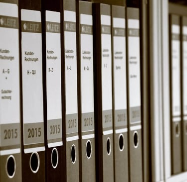 Mehrere Aktenordner auf einem Schreibtisch – Strukturierte Mietverwaltung und Dokumentation für Immobilienbesitzer