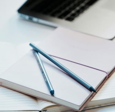 Planner agenda bianca posizionata accanto alla pagina 'La Nostra Mission' della sezione About