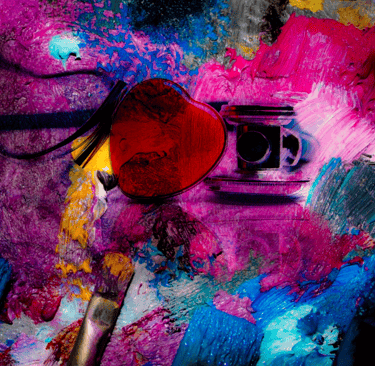 pintura abstracta y un corazón con un estetoscopio, que plasman la relación de Medicina y Arte