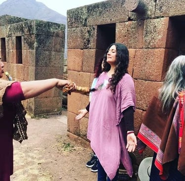 Mujer recibiendo limpieza ritual