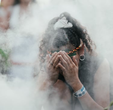 Mujer tomando humo del sahumo en su cabeza
