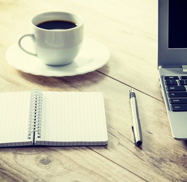 mesa de trabajo de asistente vistual lista para una reunión o una videollamada