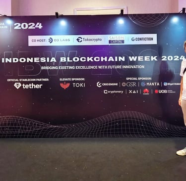 Mitarbeiter aus Media Putera wurde in Blockchain week in Indonesien fotografirt