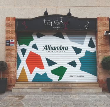 Graffiti en cierre metálico. Para la campaña publicitaria de Cervezas Alhambra (Grupo Mahou).
