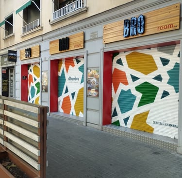 Graffiti en cierre metálico. Para la campaña publicitaria de Cervezas Alhambra (Grupo Mahou).