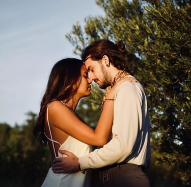 Jeune couple durant une photo romantique