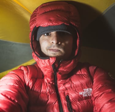 quentin morado dans une tente avec sa doudoune favorite 