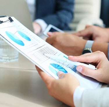 Chef d’entreprise analysant un tableau financier pour mettre en place une stratégie fiscale