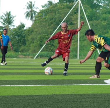 sekelompok orang bermain minifootball atau minisoccer