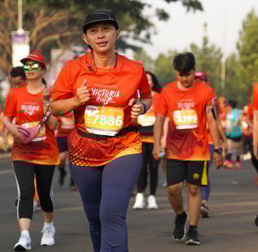 sekelompok orang sedang jogging dan running