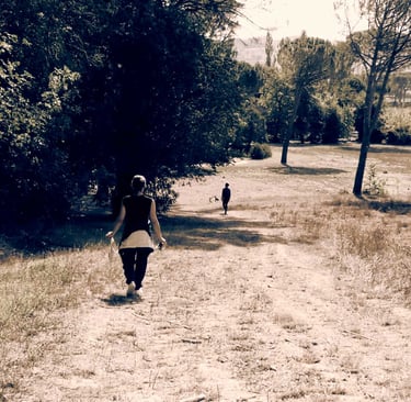 Performer running outdoors in open space – La distanza di sicurezza by Tina Bikic