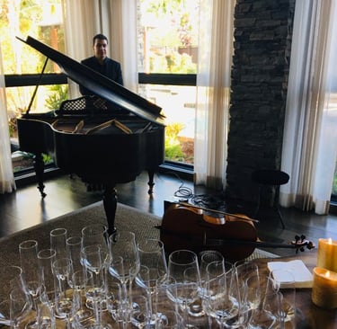 Daine Jordan getting ready at the piano to play at a wedding gig