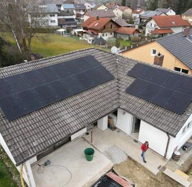 Hebertsfelden Fa. Dietmannsberger IBC MonoSol Black Sungrow 9,6 kWh Sungrow 9,79 kWp 2024 Nebengebäu