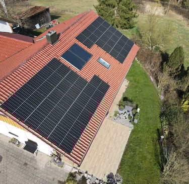 Postmünster Fa. Konrad IBC MonoSol Sungrow 12,8 kWh Sungrow 29 11,75 kWp 2022 Hausdach mit Notstrom-