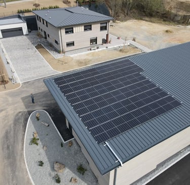 Reisbach Fa. Steiger IBC MonoSol Sungrow 20 kWh Sungrow 24,92 kWp 2024 Nebengebäude mit Notstrom-Fun