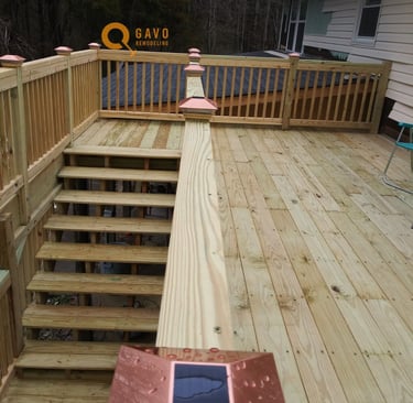 Deck 2 pisos con vista a piscina en patio trasero, ideal para propiedades de inversión en Gastonia