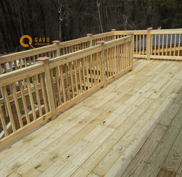 Deck 2 pisos con vista a piscina en patio trasero, ideal para propiedades de inversión en Gastonia