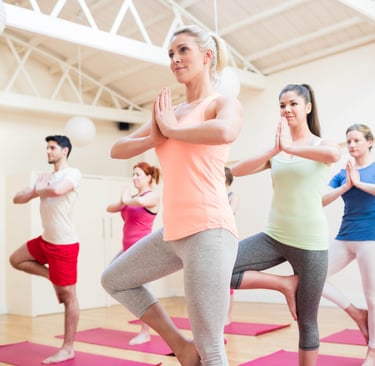 femmes et hommes en séance de gym douce et sophrologie en pleine forme